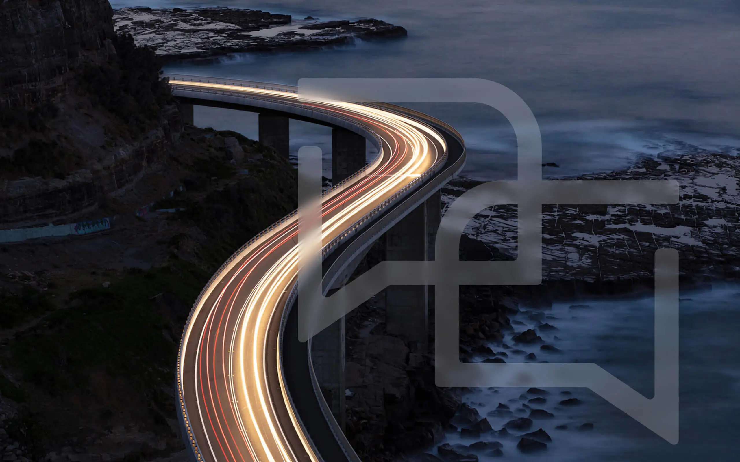 Beleuchtete Autobahn bei Nacht symbolisiert Mobilität und Vernetzung bei hpm (Hofmann Projektmanagement)
