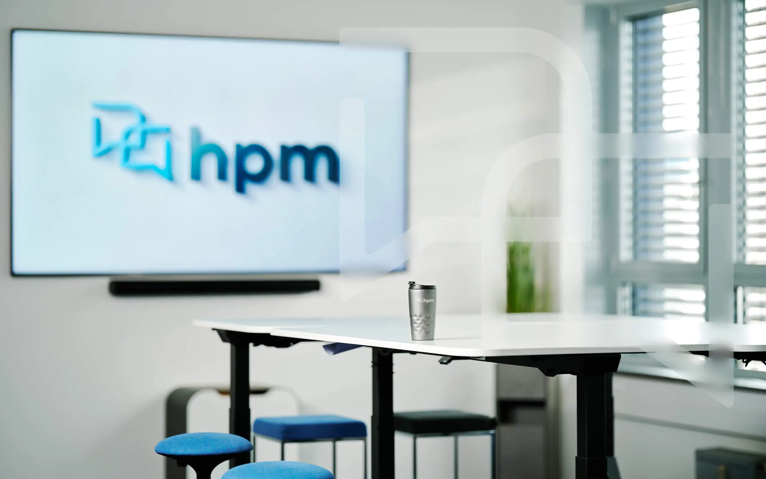Büro mit Schreibtisch von hpm (Hofmann Projektmanagement)